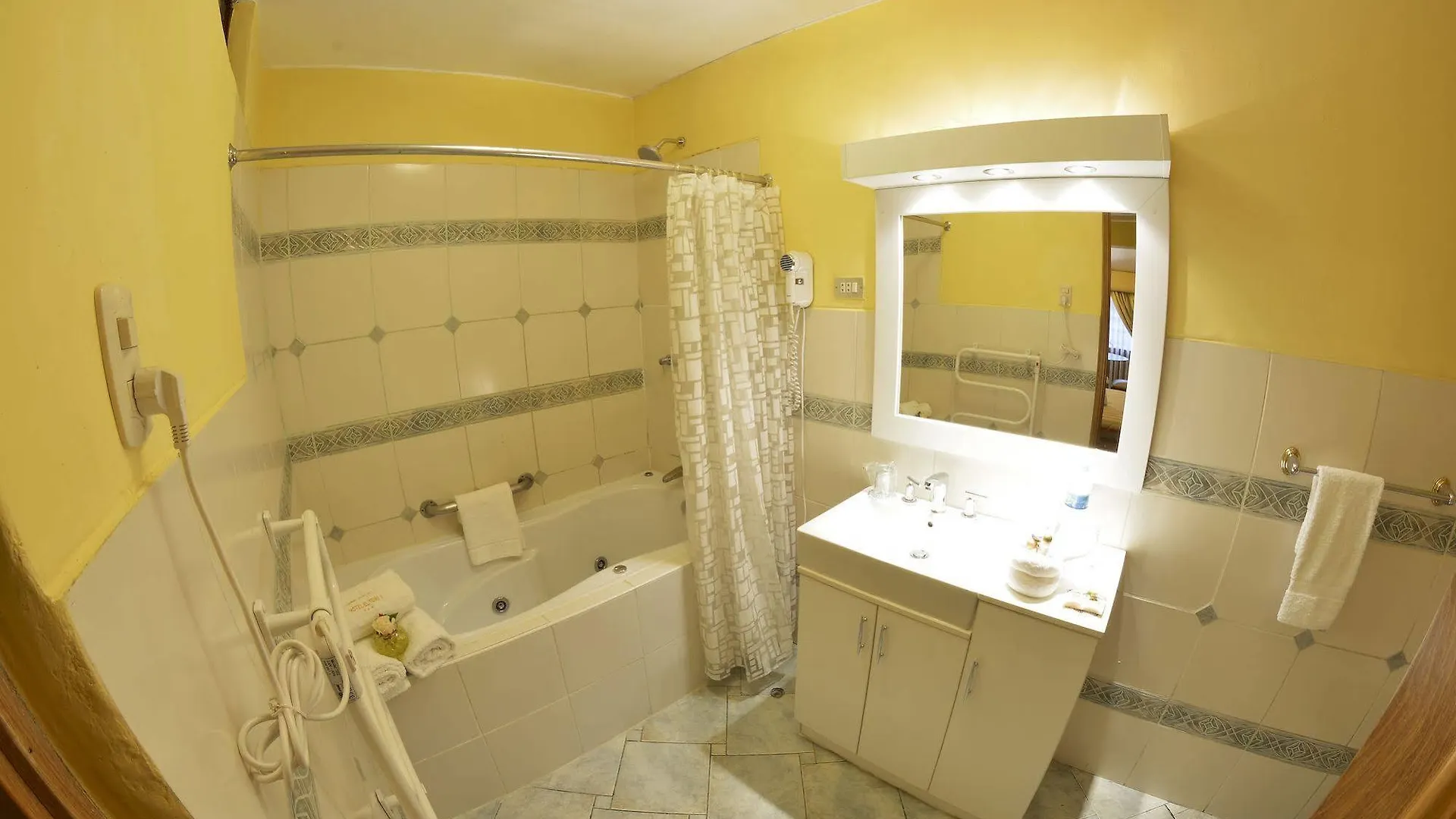 Hosteria Y Centro De Convenciones Baguanchi فندق كوينكا